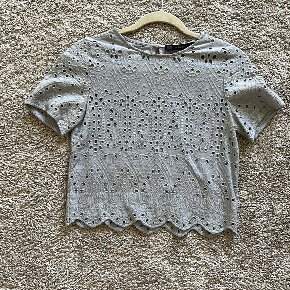 Zara Light Grey Embroidered Eyelet Crop Top – Short Sleeve Blouse – EUC Size XS